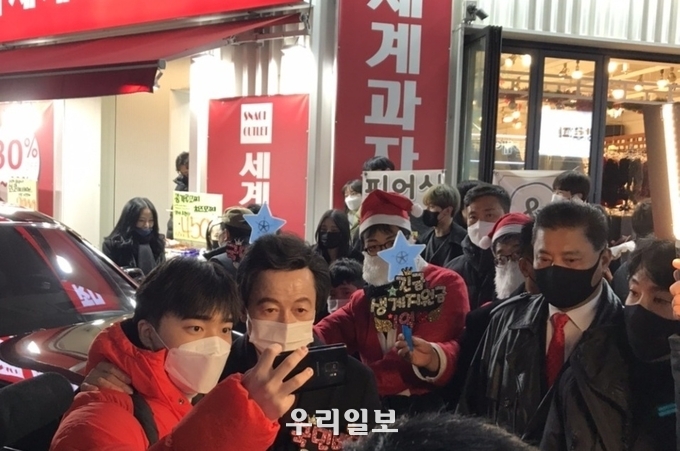 지난 12월 22일(수) 오후 7시에 허경영 후보를 연호하는 인파와 인증샷으로 홍대 '젊은이의 거리' 에서 찍고 있다.