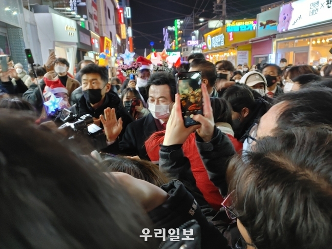 지난 12월 22일(수) 오후 7시에 허경영 국가혁명당 제20대 대통령 후보가 서울 홍대 '젊은이의 거리'에서 국민과의 대화를 하고 있다.