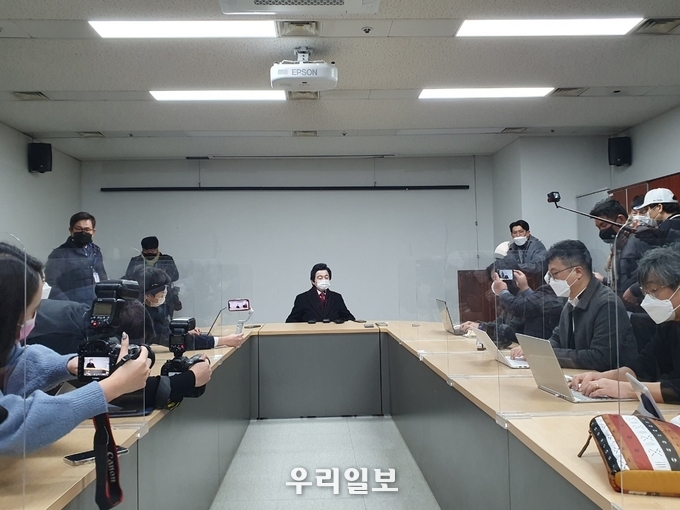 12월 30일 허경영 후보가 광주광역시 의회에서 기자회견을 개최하고 있다.