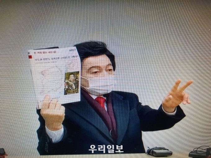 12월 30일 허경영 후보가 광주광역시 의회에서 기자회견을 개최하고 있다.