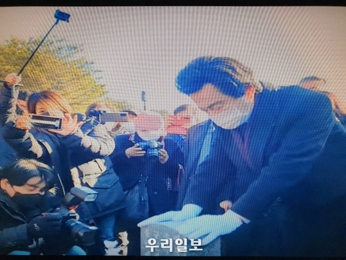 12월 30일 허경영 후보가 광주 5.18 민주화의 모향(母鄕) 광주의 망월동 묘역에서 고개 숙이고 있다. 
