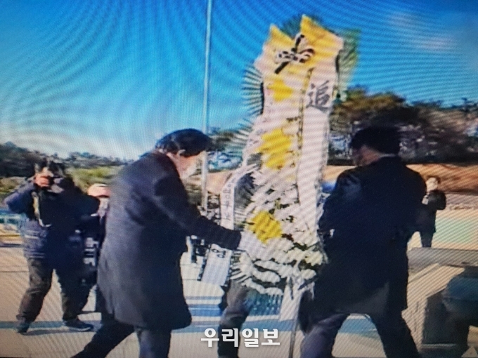 12월 30일 허경영 후보가 광주 5.18 묘역 기념탑 앞에서 영령(英靈)들에게 헌화와 분향을 하고 있다.