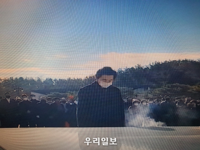 12월 30일 허경영 후보가 광주 5.18 묘역 기념탑 앞에서 영령(英靈)들에게 묵념을 하고 있다.