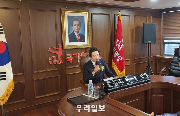 허경영 국가혁명당 제20대 대통령 후보가 2022년 1월 3일(월) 여의도 국가혁명당 중앙당사에서 임인년(壬寅年) 신년 기자회견을 하고 있다. 