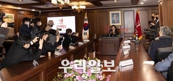 지난 2022년 1월 3일 허경영 후보가 신년 기자회견을 하고 있다.
