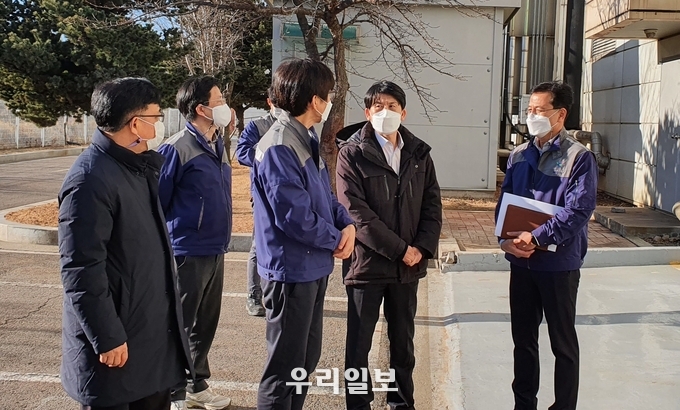 안세창 수도권대기환경청장(오른쪽 두 번째)은 1월 7일 인천시 연수구 소재 인천종합에너지㈜를 방문해 대기오염물질 자발적 감축 협약 이행과정에서 나타난 건의 및 애로사항을 청취하고 있다.ⓒ수도권대기환경청 제공