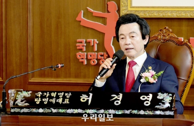 허경영 국가혁명당 후보가 기자회견을 하고 있다.