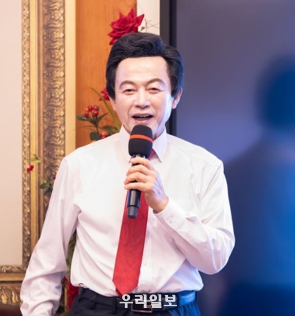 허경영 후보가 혁명공약 33 결혼혁명에 대해 결혼부를 신설하고 여성가족부 폐지 강연을 하고 있다.