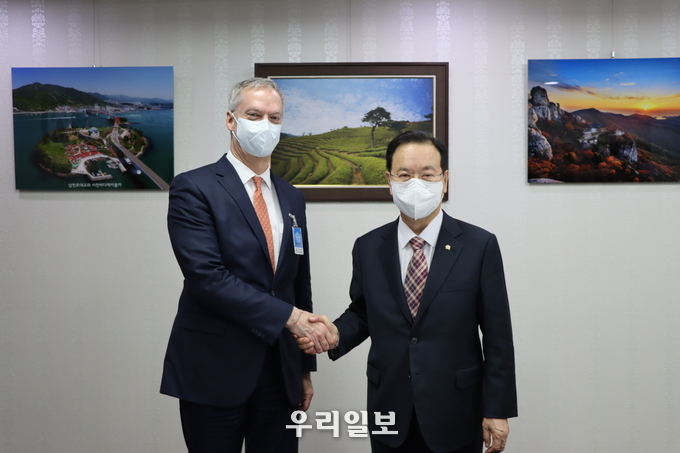 하영제 의원(사천·남해·하동)이 18일, 국회의원회관에서 보잉코리아 사장 겸 보잉 인터내셔널 부사장인 에릭 존Eric John(왼쪽)과 만났다. 