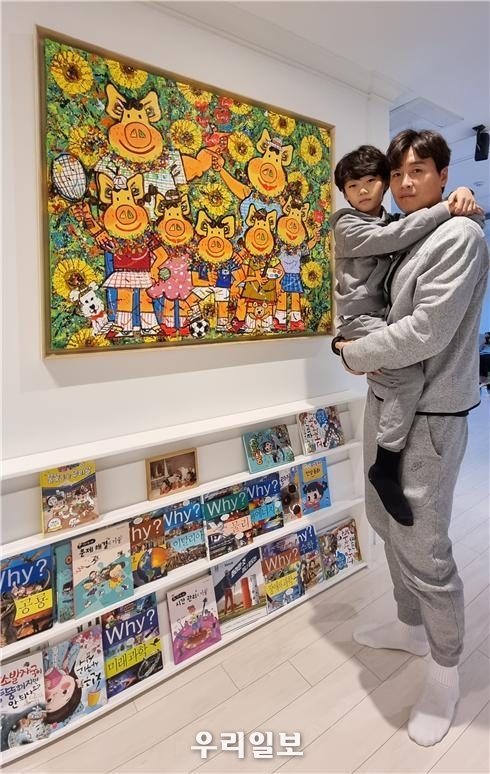 축구선수 이동국이 ‘행복한패밀리’ 작품 옆에서 자녀와 함께 포즈를 취하고 있다.