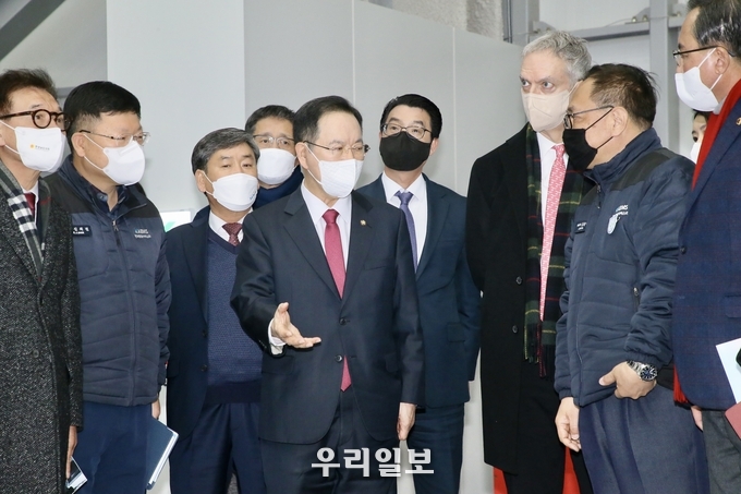 하영제 의원,이 보잉코리아 에릭 존(Eric John) 사장과 KAEMS 방문에&nbsp;&nbsp;항공MRO사업 발전을 위해 보잉사와 파트너쉽이 강화되길 바란다고 설명했다.