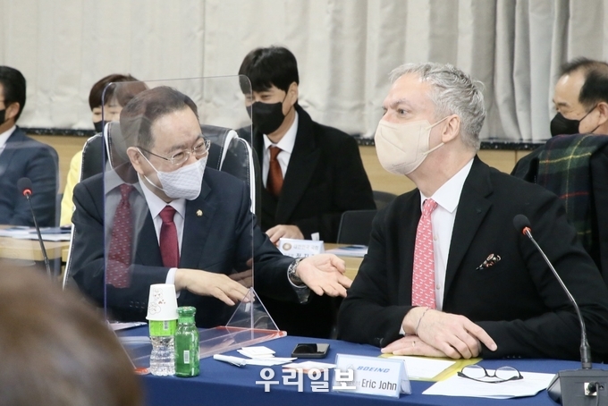 하영제 의원이 보잉코리아 에릭 존(Eric John) 사장과 대화를 하고 있다.