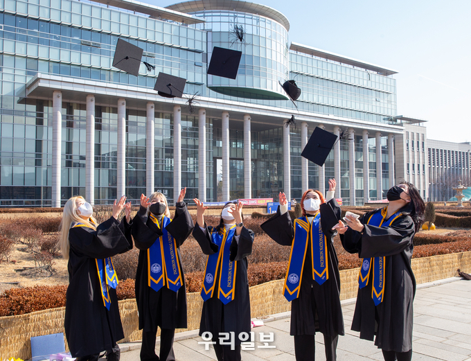 학위식후 학사모를 하늘 높이 던지고 있다. ⓒ 인천대 제공