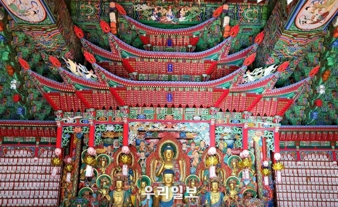 아미타불 부처님을 모신 무량수전 내부의 모습