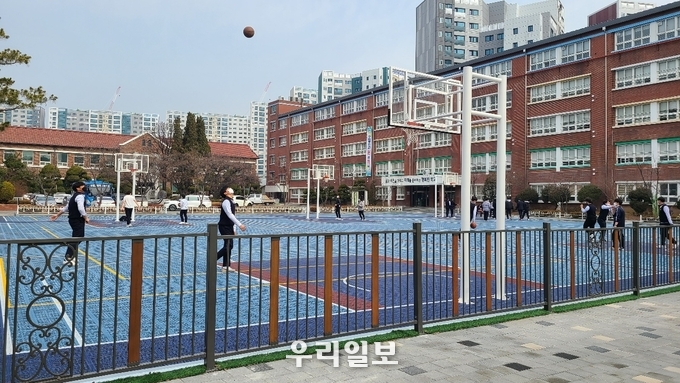 수원중.고등학교 학생들이 휴식 시간에 자유롭게 농구를 하고 있다. 