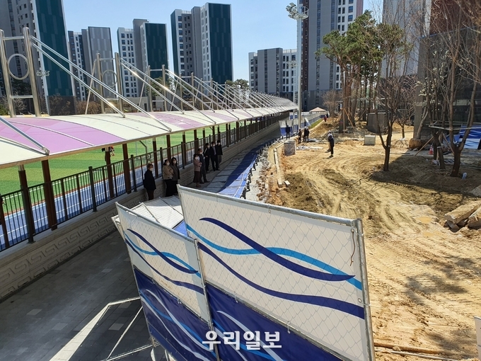지난 4월 7일 오후 1시 경 수원중고등학교 인근 팔달8구역 재개발정비사업 공사 진행 중 공사장 휀스가 학교 운동장 쪽으로 넘어지는 사고가 발생했다. (사진제공=수원중고등학교)