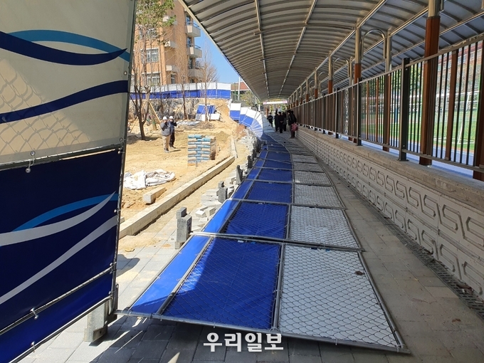 지난 4월 7일 오후 1시 경 수원중고등학교 인근 팔달8구역 재개발정비사업 공사 진행 중 공사장 휀스가 학교 운동장 쪽으로 넘어지는 사고가 발생했다. (사진제공=수원중고등학교)