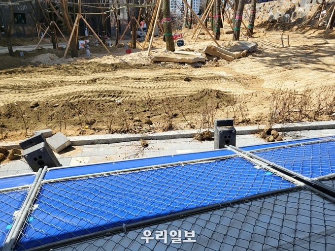 지난 4월 7일 오후 1시 경 수원중고등학교 인근 팔달8구역 재개발정비사업 공사 진행 중 공사장 휀스가 학교 운동장 쪽으로 넘어지는 사고가 발생했다. (사진제공=수원중고등학교)