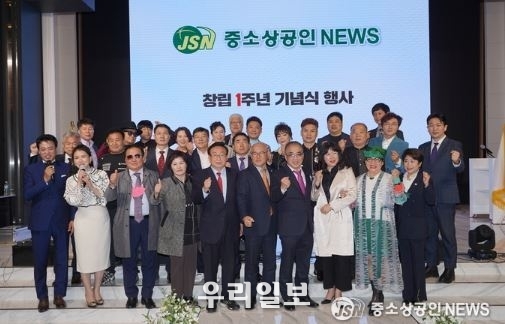 지난 4월 15일 중소상공인뉴스가 광주데일리 웨딩컨벤션 3층에서 창립 1주년 기념식과 '2021년 대한민국을 빛낸 영웅대상' 시상식을 마치고 관계자들이 기념촬영하고 있다.