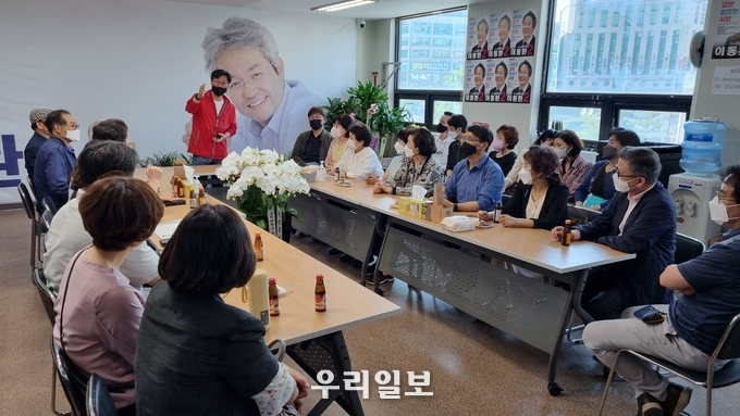 지난 24일 능곡·대곡·행주연합회 주민들이 고양시장 이동환 후보 캠프에서 캠프 관계자들과 간담회를 개최하고 있다.