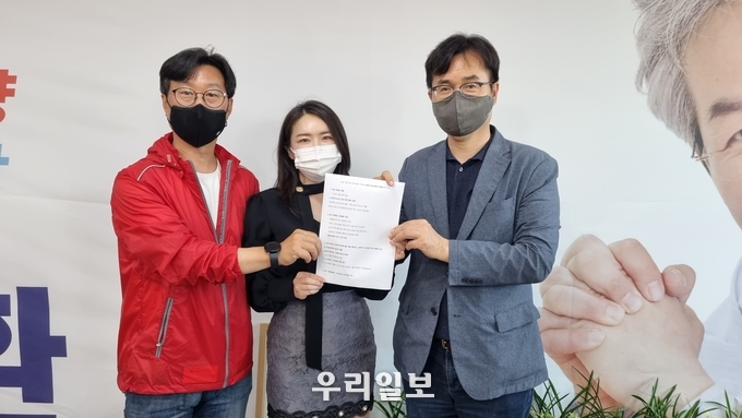 지난 24일 능곡·대곡·행주연합회에서 이동환 캠프에 재개발을 강력하게 요청하는 진정서를 전달한 후 캠프 관계자들과 기념사진을 촬영하고 있다.
