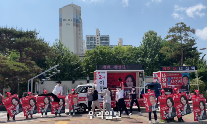 고양특례시 이한솔 후보가 6.1지방선거에 힘의 균형을 만들어 풀뿌리 민주화를 반드시 정착시켜야한다며 유세를 펼치고 있다.