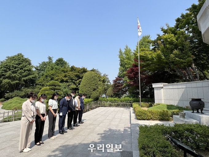 인천병무지청 유병호 청장과 직원들이 수봉공원 현충탑에 참배를 하고 있다. ⓒ 병무지청 제공