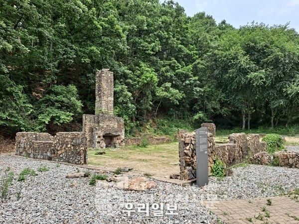 지난 3일 유엔군 화장장 시설앞에서 주변청소와 헌화를 했다.(사진제공=(사)세계밀리터리룩 페스티벌)