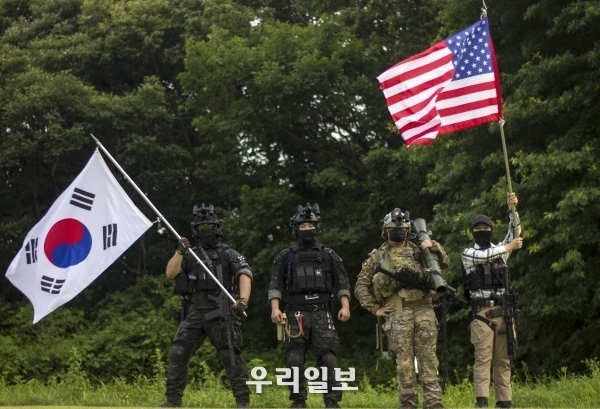 사단법인 세계밀리터리룩 페스티벌 밀리터리 코스프레 청년단원들.(사진제공=(사)세계밀리터리룩 페스티벌 중앙회)