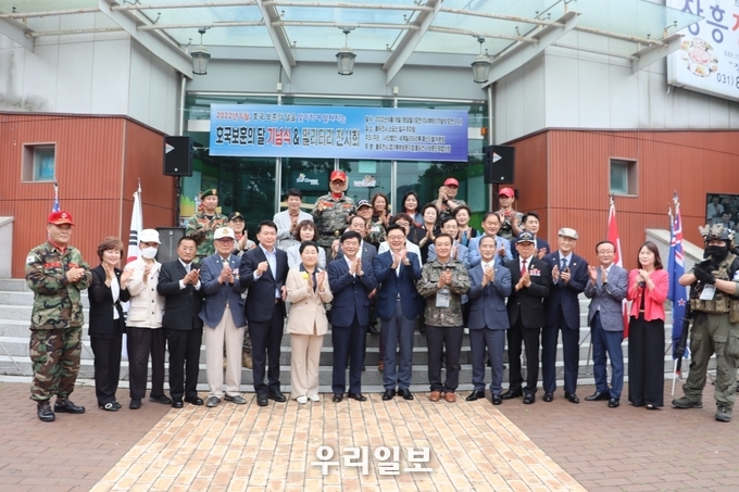 지난 18일 (사)세계밀리터리룩페스티벌가 개최한 세계밀리터리룩 전시회에 참석한 김성원 국회의원 등 내외귀빈들이 기념촬영을 하고 있다.