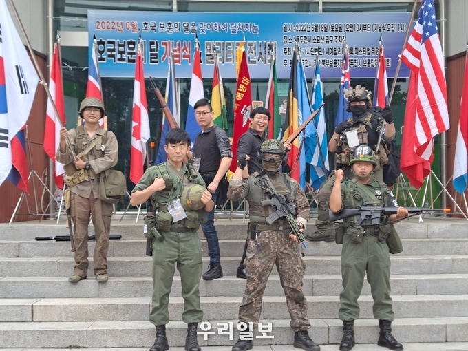 지난 18일 (사)세계밀리터리룩페스티벌 관계자들이 밀리터리 전시회 퍼포먼스를 펼치고 있다.