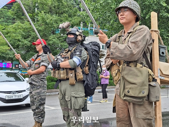 지난 18일 (사)세계밀리터리룩페스티벌 관계자들이 밀리터리 전시회 퍼포먼스를 펼치고 있다.