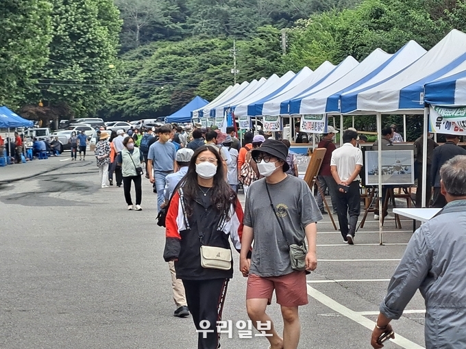 지난 18일 (사)세계밀리터리룩페스티벌가 개최 한 밀리터리 전시회를 시민들이 둘러 보고있다.