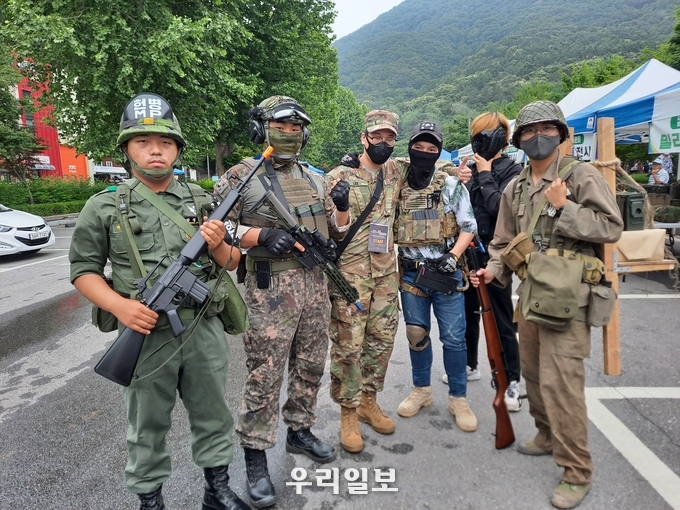 지난 18일 (사)세계밀리터리룩페스티벌 관계자들이 밀리터리 전시회 퍼포먼스를 펼치고 있다.