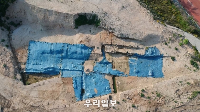 방수천이 훼손된 문화유산 인근에는 수백점의 유물들이 방수천도 없이 방치돼 훼손되고 있다. ⓒ중도본부 제공
