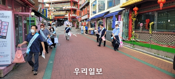 참가자들이 재활용 가능자원 분리배출 캠페인을 추진하고 있다. ⓒ 환경공단 제공
