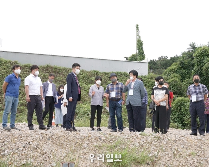 김정헌 청장이 주민건의 사항에 에 대한 주민과 현장 소통행보를 보이고 있다. ⓒ 중구청 제공