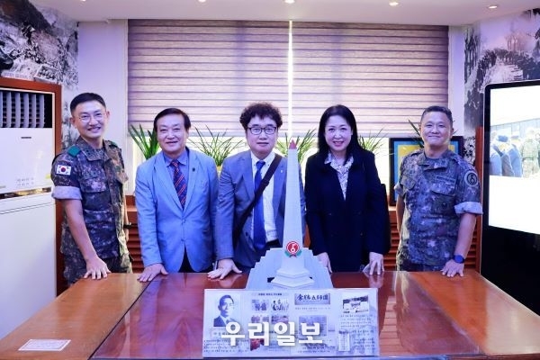 9월 1일 (사)세계밀리터리룩 페스티벌 백호현 이사장(왼쪽 두번째)과 (사)백학산업단지 기업인협의회 고영기 협의회장(왼쪽 세번째), 노금숙 대표(오른쪽 두번째)가 상승5사단을 위문방문하고 기념촬영을 하고 있다.