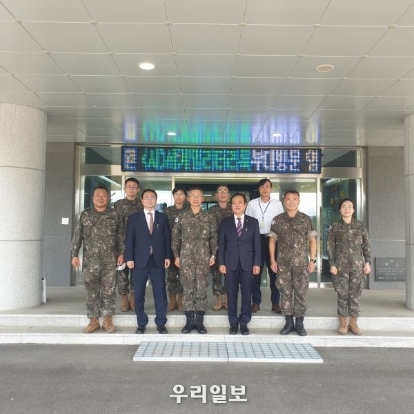 지난 22일 사단법인 세계밀리터리룩 페스티벌 백호현 이사장과 임원들이 제25보병사단 최성진 사단장을 방문하고 기념촬영을 하고 있다.
