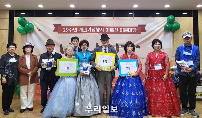 2022 어르신 어울마당 행사 기념사진을 촬영하고 있다. ⓒ 인천항만공사 제공