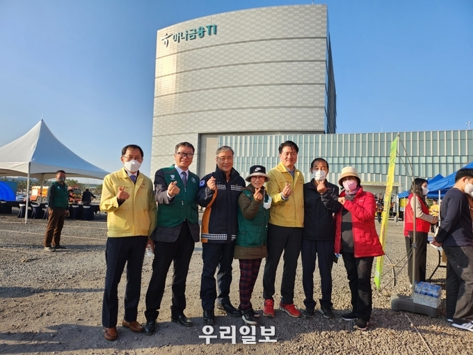 인천서구 강법석 서구청장이,"2022년 재난대응 안전한국훈련" 실시 하고 기념촬영을 하고 있다. 