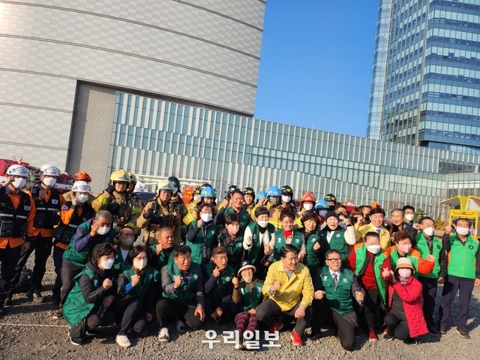인천서구 강범석 서구청장이 ,"2022년 재난대응 안전한국훈련" 실시 하고 기념촬영을 하고 있다. 
