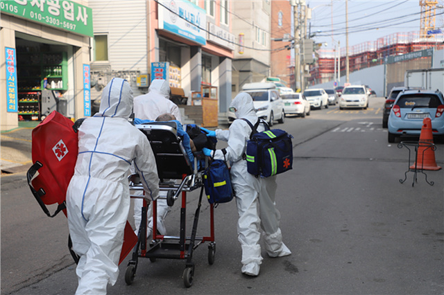 ⓒ학교에서 코로나19의심증상 보이면 119구급차로 원스톱 이송