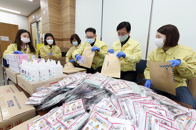 ⓒ이강호 남동구청장이 보건소에서 지역 내 임산부들에게 나눠줄 면마스크를 직원들과 함께 포장하고 있다.