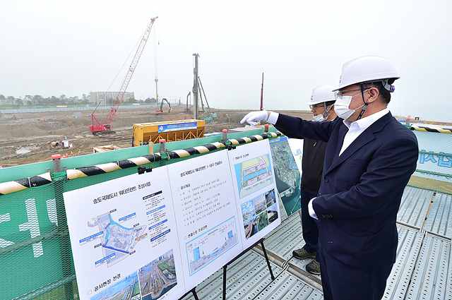 ⓒ박남춘 인천광역시장이 25일 송도국제도시 워터프런트 조성사업 현장을 방문해 추진현황을 보고받고 있다.