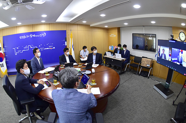 ⓒ박남춘 인천시장이 16일 시청 집무실에서 열린 '코로나19 대응 영상 수출상담회'에 온라인으로 참관하고 있다.