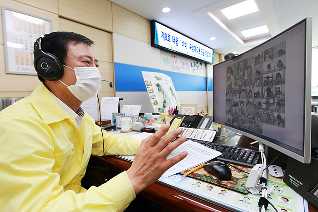 ⓒ이강호 남동구청장이 제8호 태풍 북상에 따른 긴급 영상회의를 진행하고 있다.